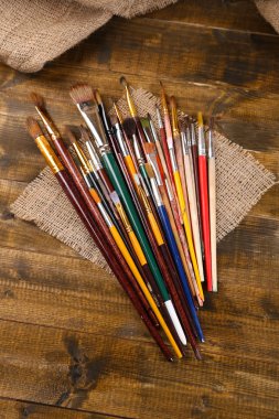 Fırçalar ahşap zemin üzerinde 