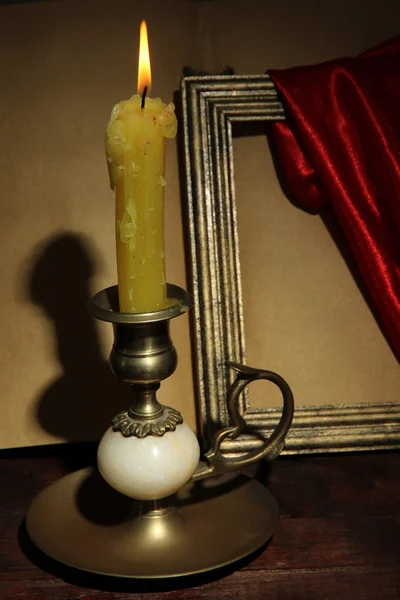 Старая свеча на столе в комнате — стоковое фото