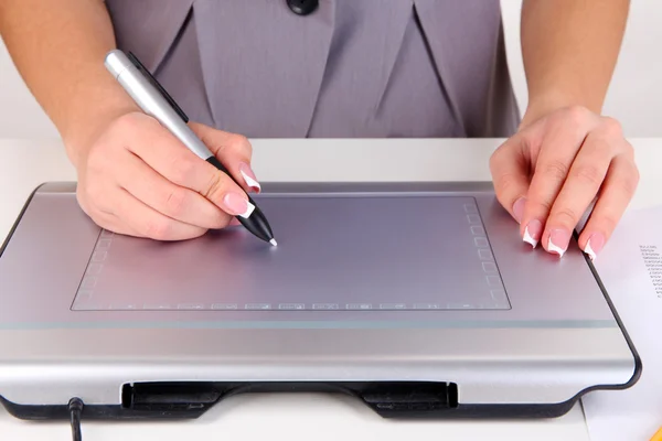 Mână de sex feminin folosind tabletă grafică pe masă aproape — Fotografie, imagine de stoc