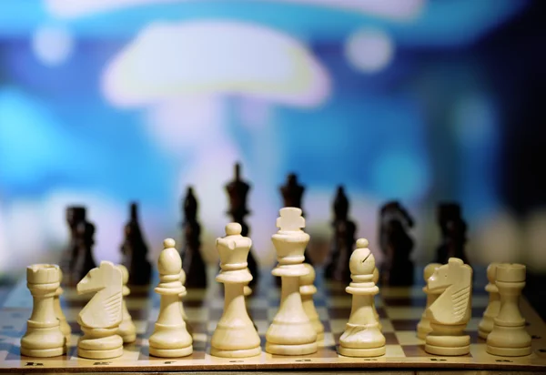 明るい背景にボード上のチェスの駒 — ストック写真