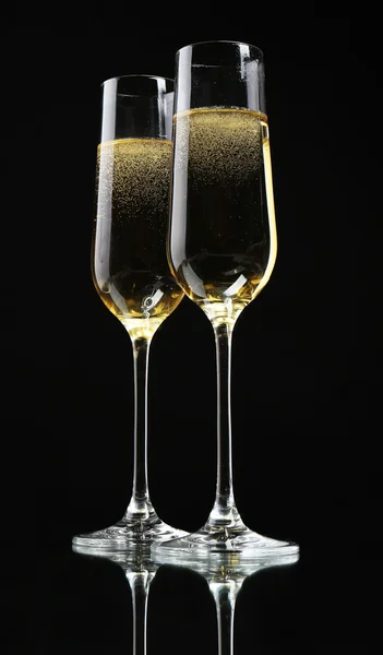 Lunettes de champagne, sur fond noir — Photo