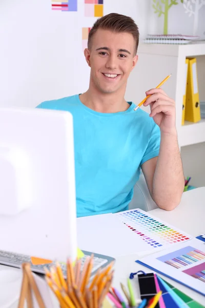 Joven diseñador creativo que trabaja en la oficina — Foto de Stock