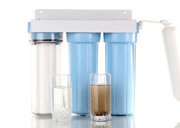 Sistema de filtrado para tratamiento de agua con vasos de agua limpia y sucia aislados en blanco — Foto de Stock