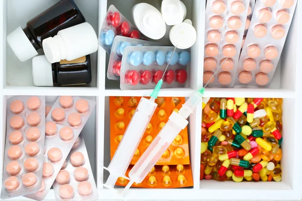 Lékařské tablety, ampule v dřevěné krabici, detail — Stock fotografie