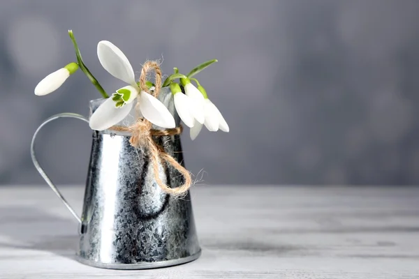 Bellissimo bouquet di bucaneve in vaso su sfondo chiaro — Foto Stock