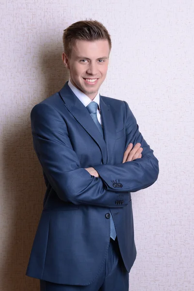 Retrato de hombre de negocios cerca de la pared —  Fotos de Stock