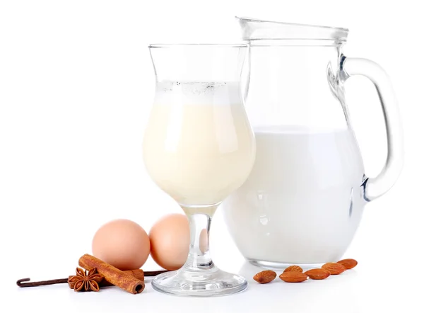Ajerkoniak z mlekiem i jajami na białym tle — Zdjęcie stockowe