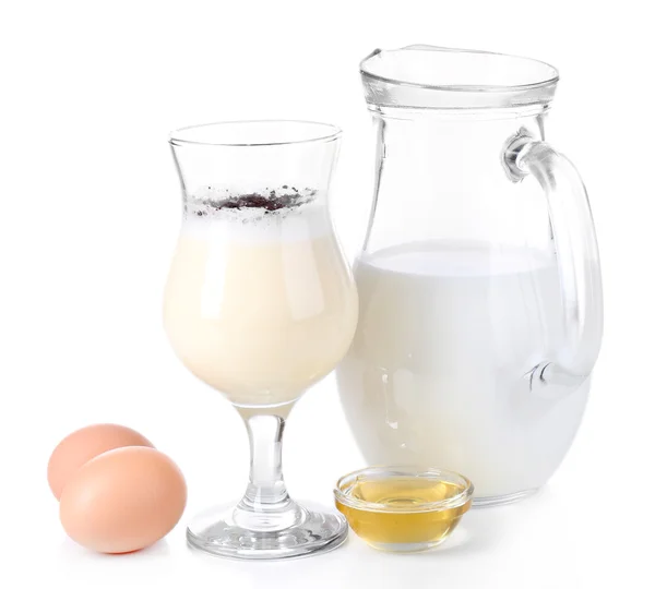 Advocaat met melk en eieren geïsoleerd op wit — Stockfoto