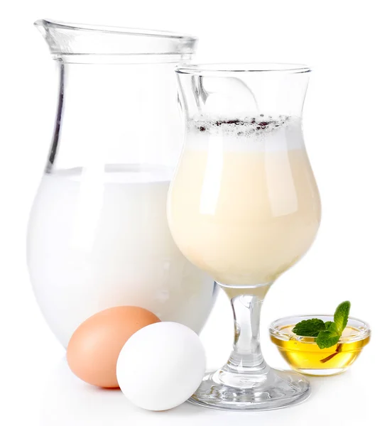 Eierlikör mit Milch und Eiern isoliert auf weiß — Stockfoto