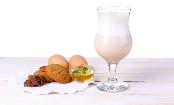 A cookie-kat a fából készült asztal eggnog — Stock Fotó