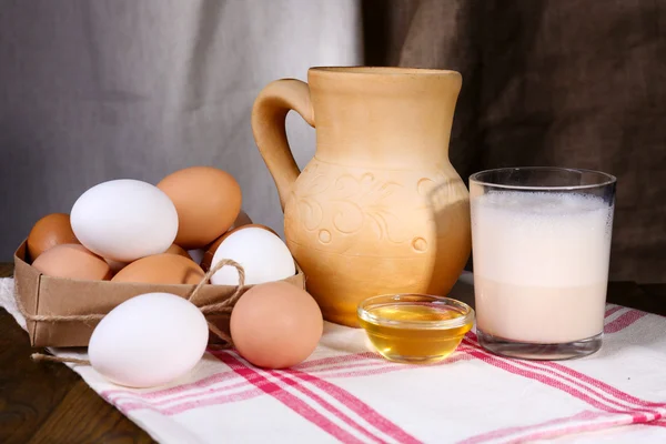 A tejet és tojást, a táblázat- és szövet háttér eggnog — Stock Fotó