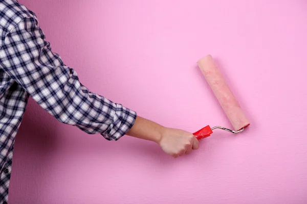 Vrouwelijke hand met roller. conceptuele foto van herstellen werkt op kamer — Stockfoto