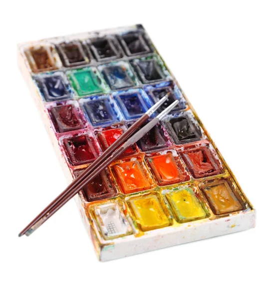 Colorati acquerelli e pennelli isolati su bianco — Foto Stock
