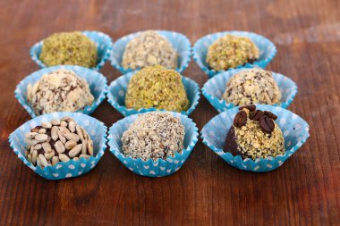 ahşap zemin üzerine çikolata şekerleme kümesi