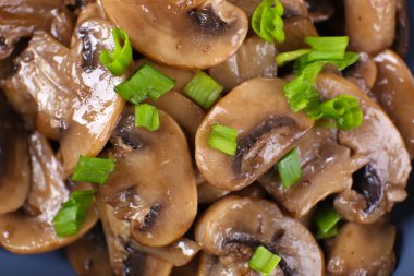 deliziosi funghi fritti in padella Close-up