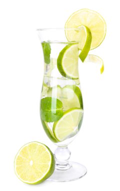 limon ve nane üzerinde beyaz izole kokteyl bardak