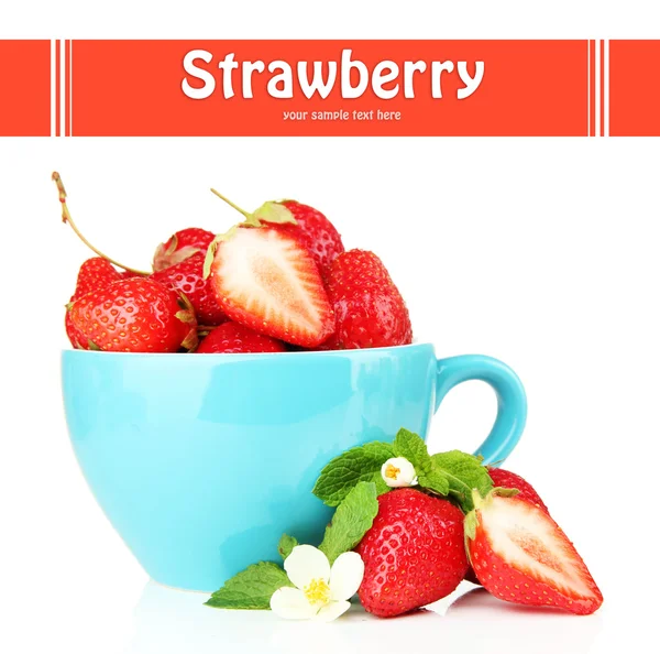 Fresas dulces maduras en taza azul, aisladas en blanco —  Fotos de Stock