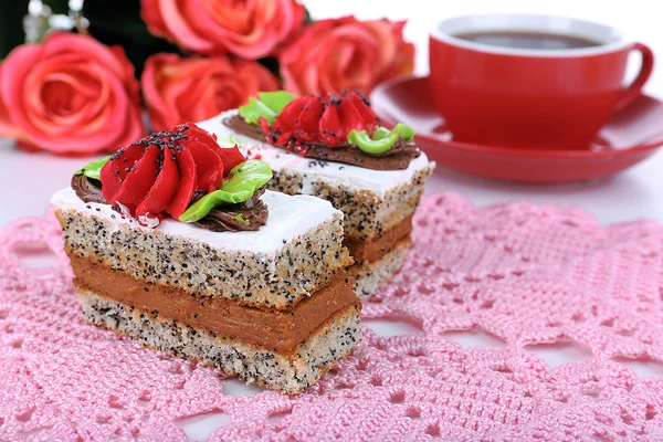 Leckere Kuchen auf dem Tisch aus nächster Nähe — Stockfoto