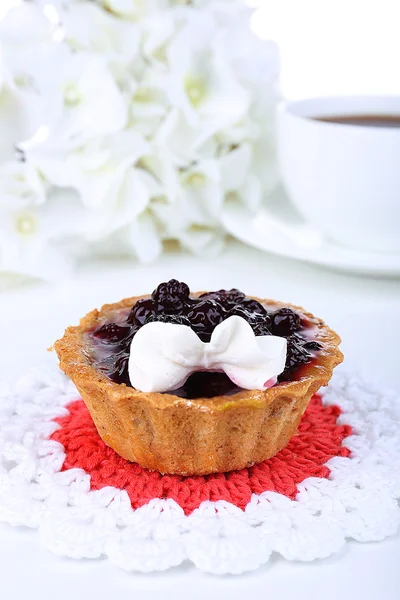 Leckeren Kuchen auf dem Tisch auf hellem Hintergrund — Stockfoto