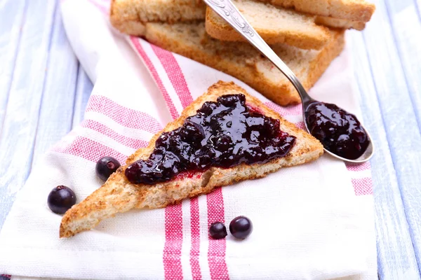 Výborný toast s marmeládou na tabulka detail — Stock fotografie