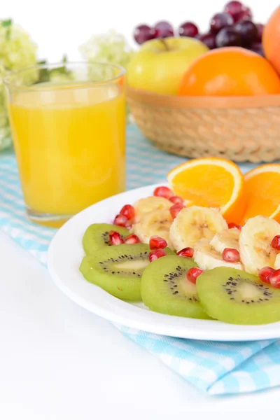 Frutas frescas doces no prato na mesa close-up — Fotografia de Stock