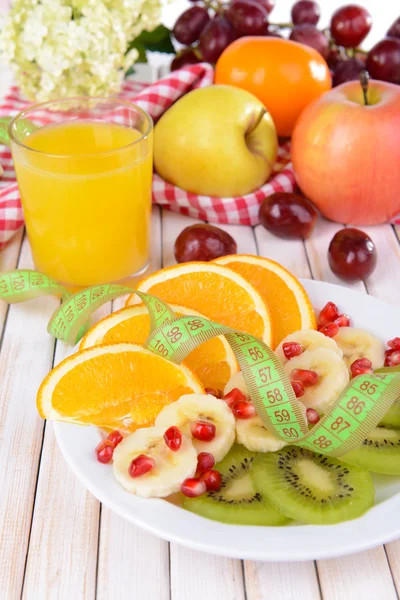 Frutas frescas dulces en el plato en primer plano de la mesa — Foto de Stock