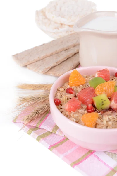 Deliciosa harina de avena con fruta en tazón en primer plano de la mesa — Foto de Stock