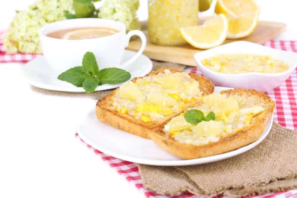 Heerlijke toast met citroen jam op plaat op tabel close-up — Stockfoto