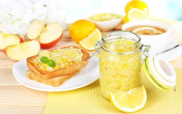 Délicieux toasts avec confiture de citron sur assiette sur table close-up — Photo