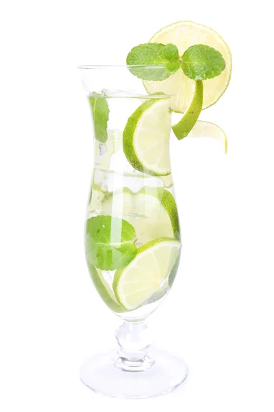 Glas Cocktail mit Limette und Minze isoliert auf weiß — Stockfoto