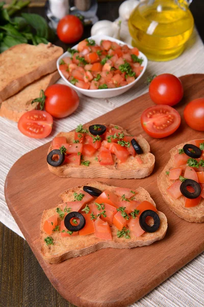 Deliziosa bruschetta con pomodori sul tagliere primo piano — Foto Stock