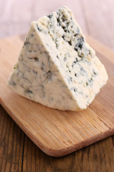 Queijo azul saboroso, na mesa de madeira — Fotografia de Stock