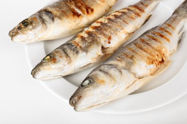 Nefis ızgara balık plaka üzerinde tablo yakın çekim