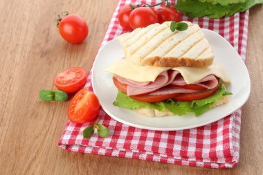 Ahşap masa jambon ile lezzetli sandviç