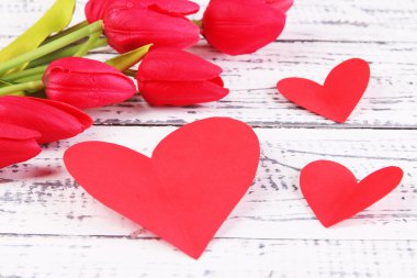 ahşap zemin üzerine çiçekli kağıt Kalpler