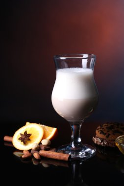 baharatlar ve turuncu renkli arka plan üzerinde yumurta likörü