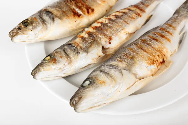 Delizioso pesce grigliato sul piatto in primo piano — Foto Stock