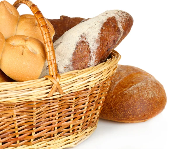 Composition avec pain et rouleaux dans un panier en osier isolé sur blanc — Photo