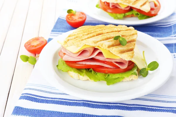 Sabroso sándwich con jamón sobre mesa de madera — Foto de Stock