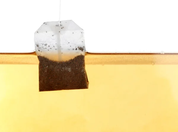 Bolsa de té sumergida en agua caliente — Foto de Stock