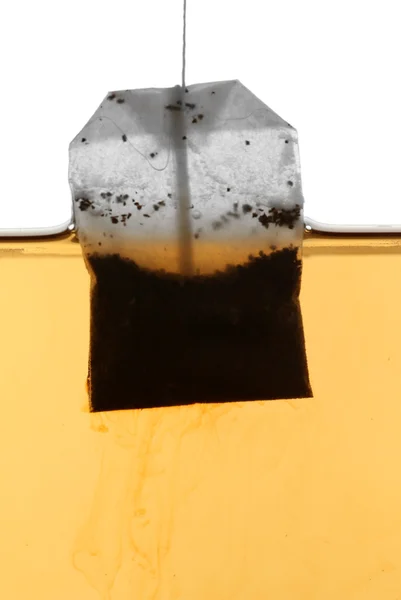 Theezakje in warm water ondergedompeld — Stockfoto