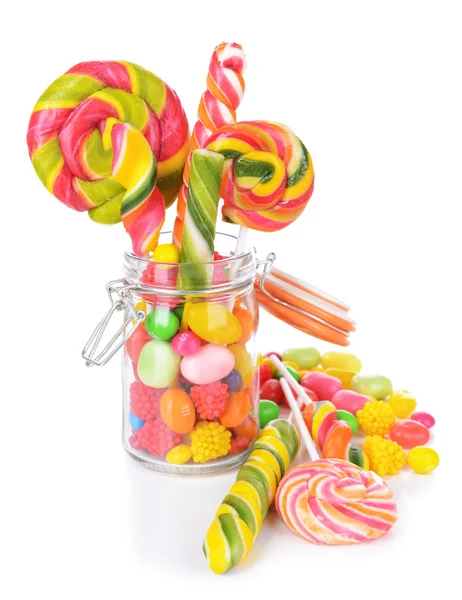 Różnych kolorowych owocowych cukierków w słoiku na białym tle — Zdjęcie stockowe