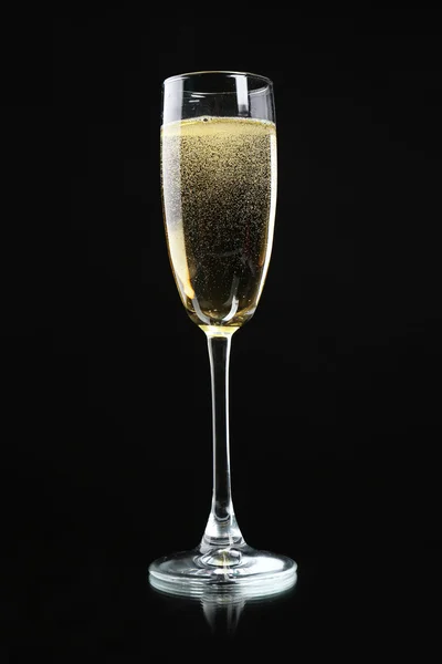 Verre de champagne, sur fond noir — Photo