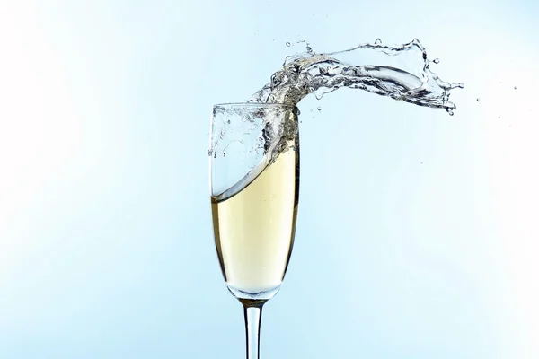 Glas champagne met splash, geïsoleerd op wit — Stockfoto