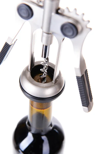 Corkscrew com garrafa de vinho isolado em branco — Fotografia de Stock