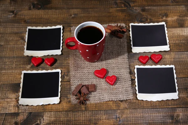 Composición con taza de café, corazones decorativos, especias y viejas fotos en blanco, sobre fondo de madera —  Fotos de Stock