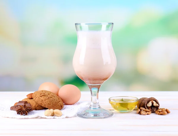 Eierlikör mit Keksen auf Holztisch und natürlichem Hintergrund — Stockfoto