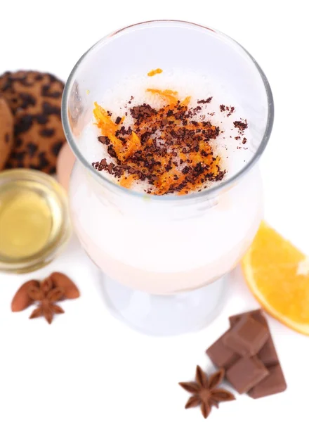 蛋奶酒含有香料和孤立的白色衬底上的橙色 — 图库照片