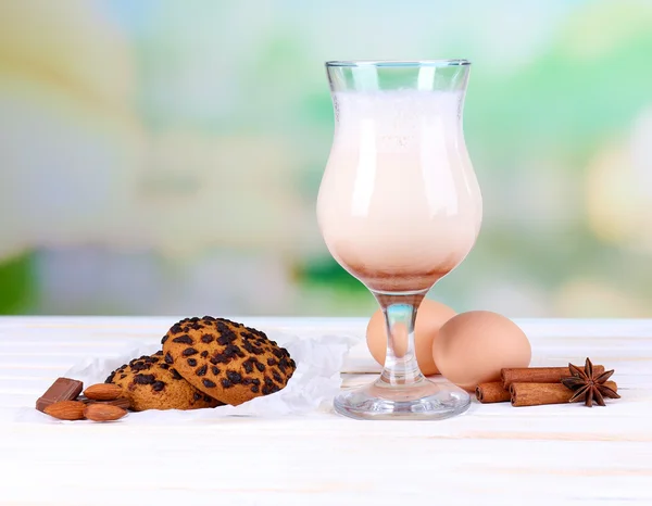 Eierlikör mit Keksen auf Holztisch und natürlichem Hintergrund — Stockfoto