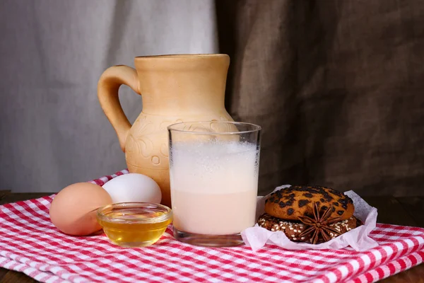 Zenzero con latte e uova su tavola e fondo tessuto — Foto Stock